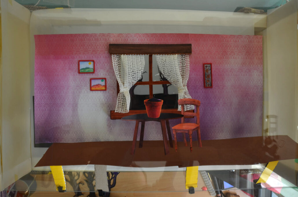 Einblick in das Stop Motion Set, das ein Zimmer zeigt mit einem Blumentopf auf einem Tisch