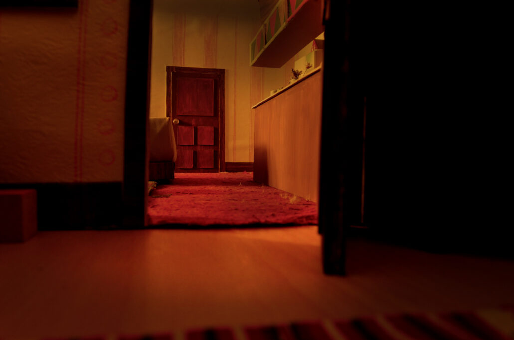 Set Design einer Miniatur Wohnung mit kleinen Möbeln und Blick von einem Zimmer in ein Wohnzimmer