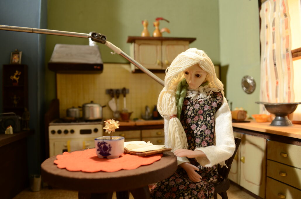 Hausfrau Stop Motion Puppe rigged bei der Aufnahme - Set Design und Requisiten einer Küche